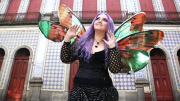 Mulher com fantasia de  borboleta na Casa da Frontaria Azulejada, em Santos