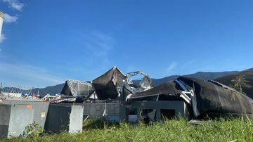 Ventos fortes derrubam tenda da Arena de Eventos em Bertioga; assista