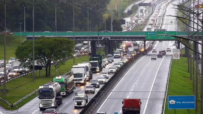 Tráfego intenso e chuva causam congestionamentos na Anchieta e na Imigrantes