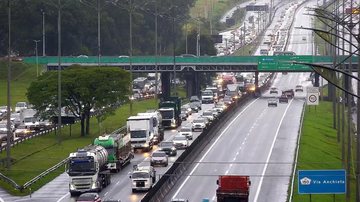 Tráfego intenso e chuva causam congestionamentos na Anchieta e na Imigrantes