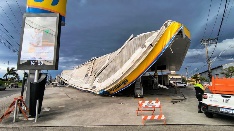 Ventania derruba estrutura de posto de gasolina em Praia Grande