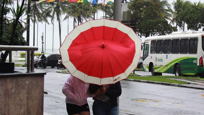 Mulheres com guarda-chuva vermelho em Santos