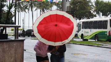 Mulheres com guarda-chuva vermelho em Santos