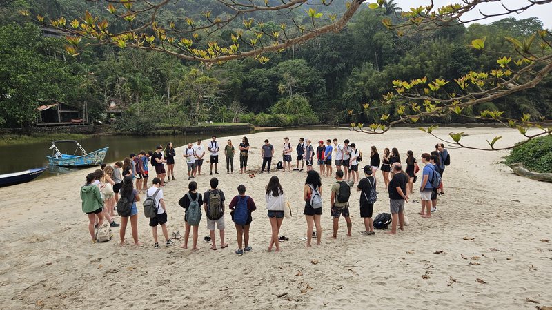 Estudantes da USP na Apa Baleia Sahy, em 2024