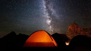 Você passaria a noite em meio à mata fechada? Conheça esse camping antes que termine