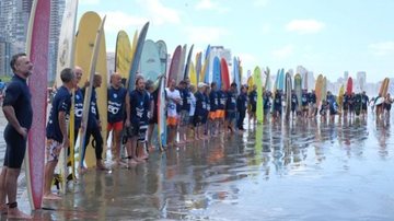 Surfistas na praia de Santos