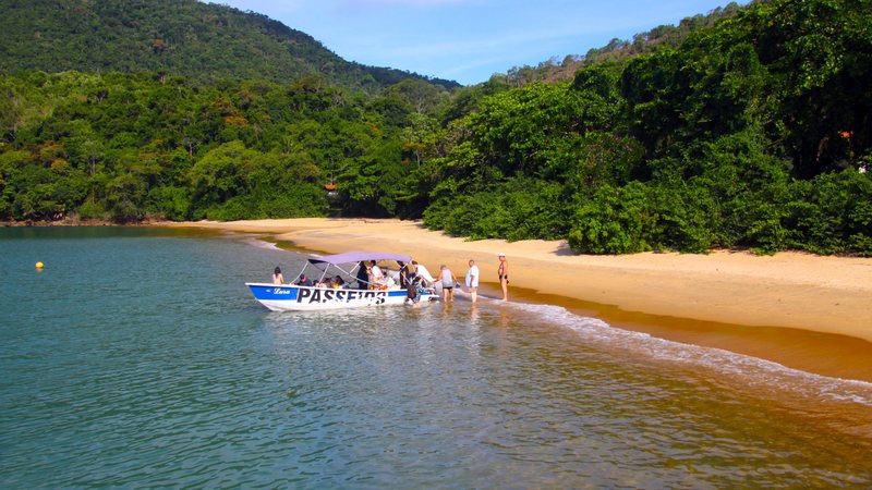 A praia do Presídio, uma das sete praias da Ilha Anchieta, em Ubatuba