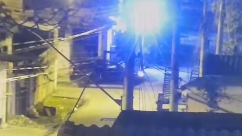 Imagem mostra o momento em que o pai da vítima tentava estacionar o carro na garagem
