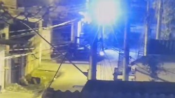 Imagem mostra o momento em que o pai da vítima tentava estacionar o carro na garagem
