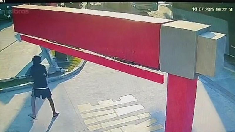 Momento em que o adolescente arremessa a pedra contra a porta traseira do ônibus