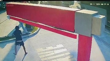 Momento em que o adolescente arremessa a pedra contra a porta traseira do ônibus