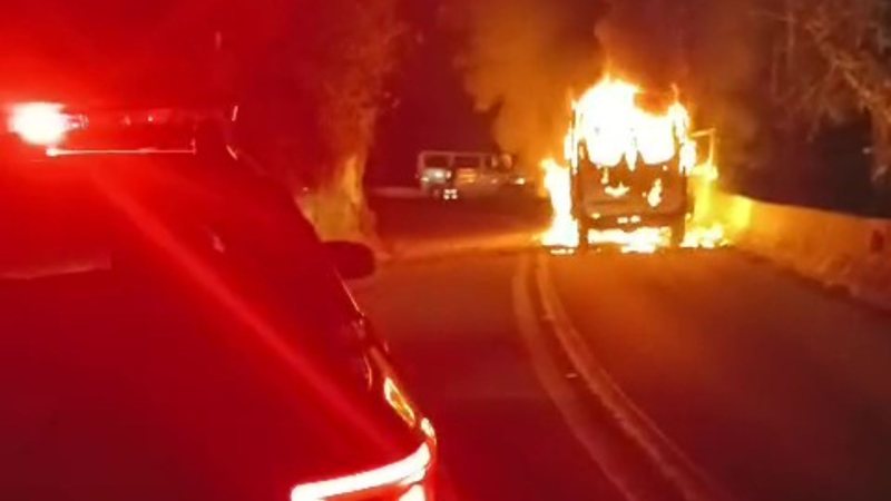 Ambulância com paciente sofre pane elétrica, pega fogo e bloqueia rodovia no litoral de SP