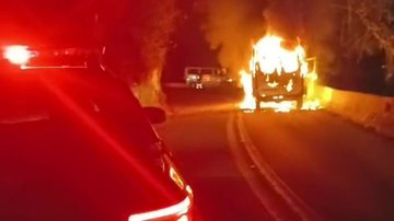 Ambulância com paciente sofre pane elétrica, pega fogo e bloqueia rodovia no litoral de SP