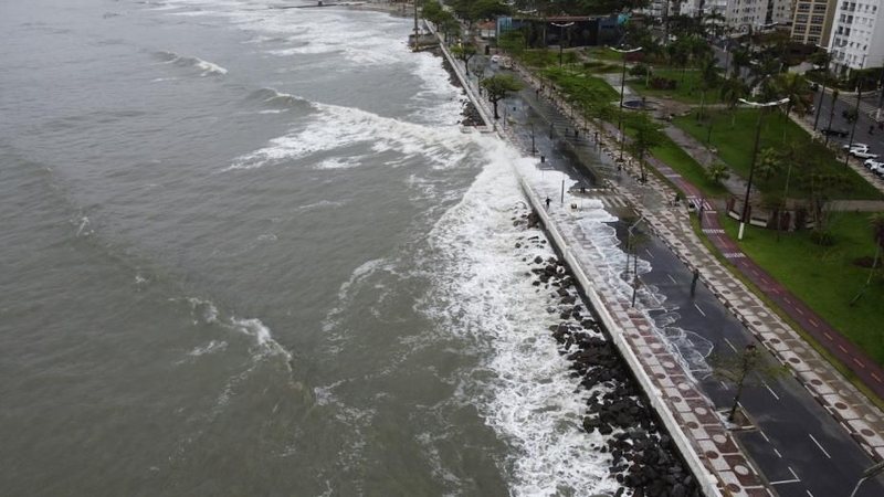 Ressaca na orla de Santos