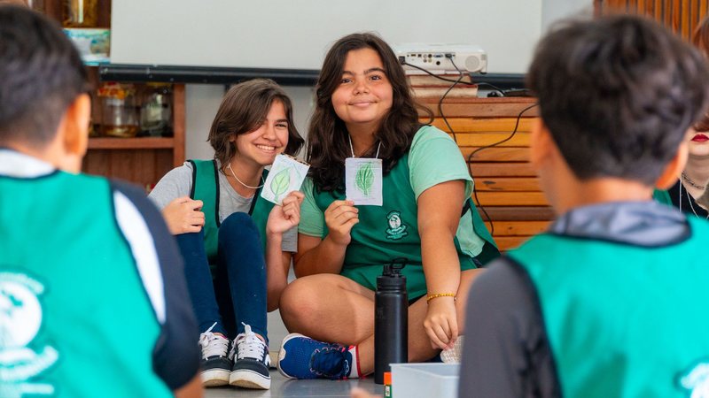 Crianças aprendem sobre escorpiões e cobras no curso de férias