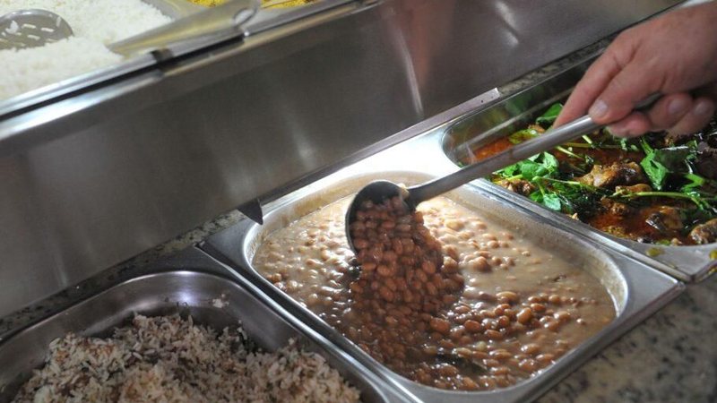 Lei autoriza a doação de alimentos próprios para consumo, mesmo com danos na embalagem ou perto do vencimento - © Antonio Cruz/ABr