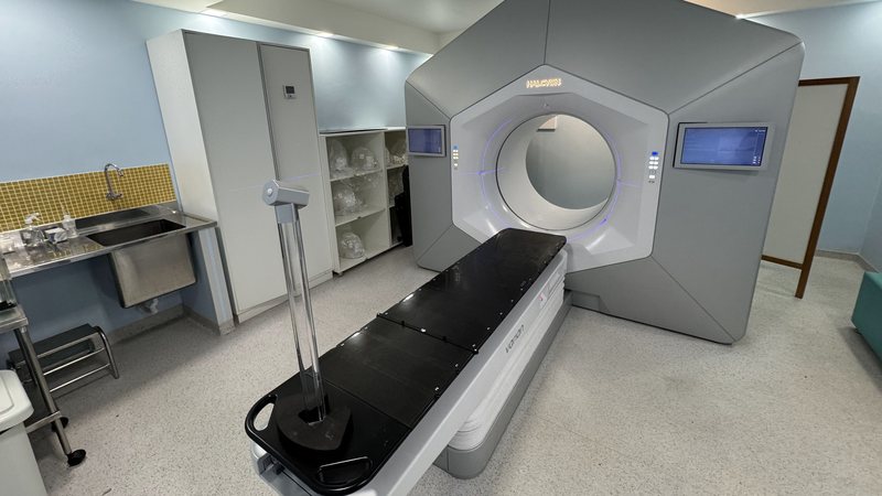 Equipamento mais moderno do mundo reforçará combate ao câncer em Santos