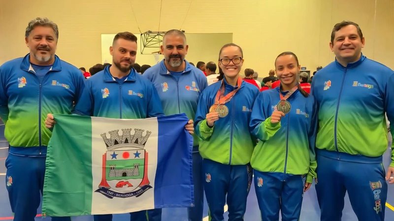 Atletas Amanda Orikava e Catarina Peres junto à equipe da prefeitura