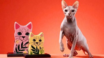 Gato com esculturas de gatos