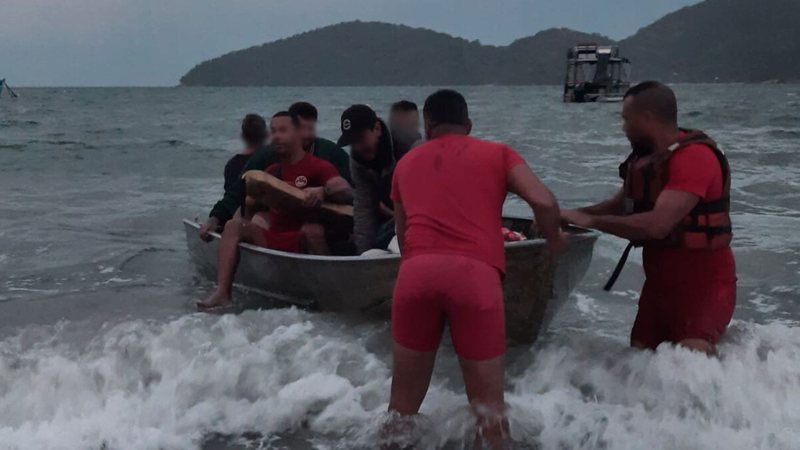 Família com três crianças é resgatada de embarcação à deriva no litoral de SP