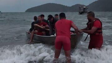 Família com três crianças é resgatada de embarcação à deriva no litoral de SP