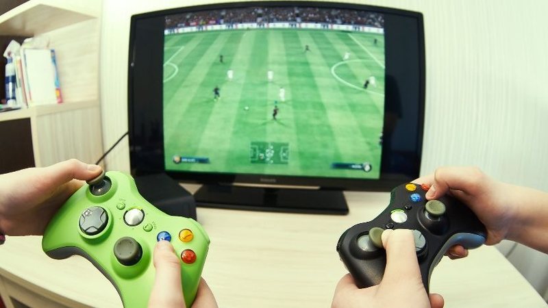 Crianças jogando vídeo game na TV