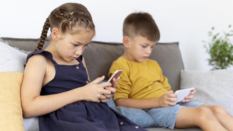 Crianças utilizando smartphone