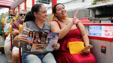 Passageiros do ônibus turístico de Santos