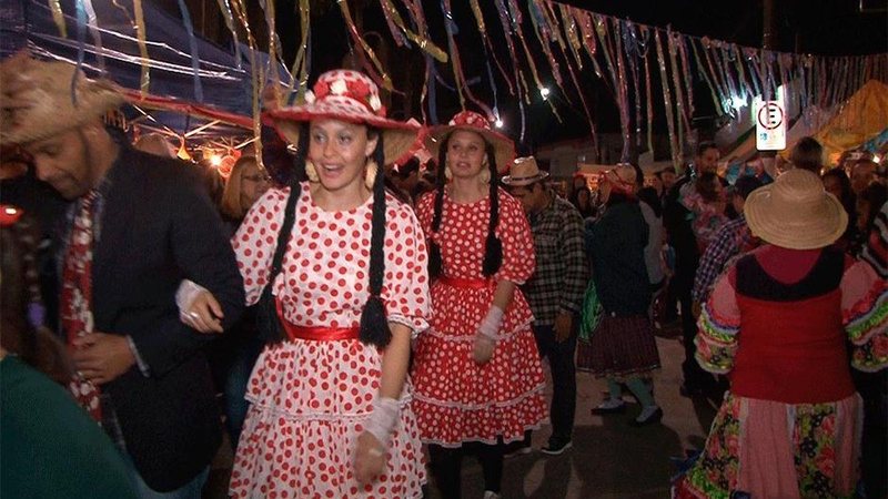 Fim de semana de festa julina em Bertioga com show do Peixelétrico e quadrilha