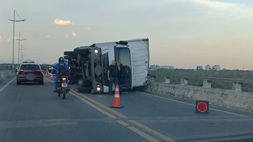 Força dos ventos tomba caminhão sobre ponte do rio Itapanhaú, em Bertioga