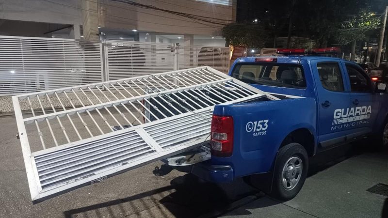 GCM de Santos flagra dupla carregando portão furtado em via movimentada da cidade