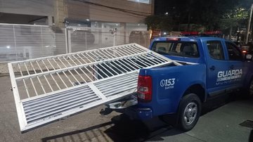 Viatura da GCM de Santos com portão furtado recuperado