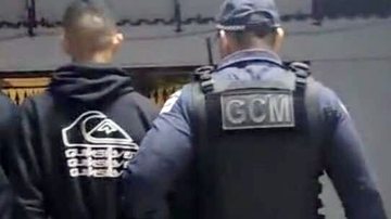 Um dos adolescentes envolvidos no crime é conduzido à delegacia pela GCM - Prefeitura de Caraguatatuba