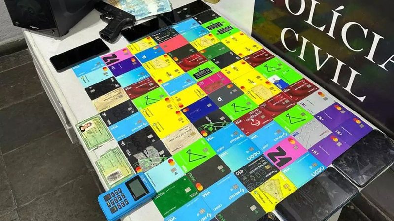 Itens apreendidos pela Polícia Cívil: 72 cartões bancários de diversas bandeiras, seis celulares, uma máquina de cartão, R$ 2.100 em espécie e um documento de identidade pertencente a outra pessoa