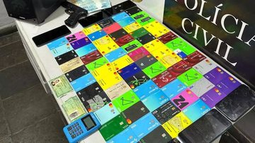 Itens apreendidos pela Polícia Cívil: 72 cartões bancários de diversas bandeiras, seis celulares, uma máquina de cartão, R$ 2.100 em espécie e um documento de identidade pertencente a outra pessoa