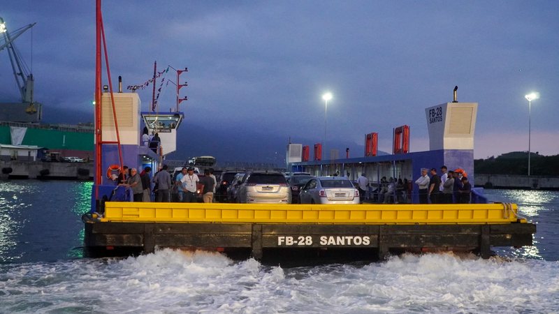 Fortes ventos paralisam travessia de balsas no litoral de SP