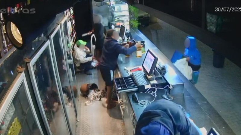 Grupo de adolescentes invade adega em Guarujá e leva R$ 16 mil em produtos\u003B confira vídeo
