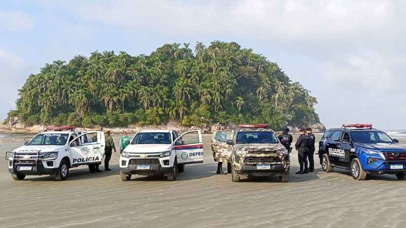 Homem é retirado de ilha em Santos após descoberta de moradia irregular