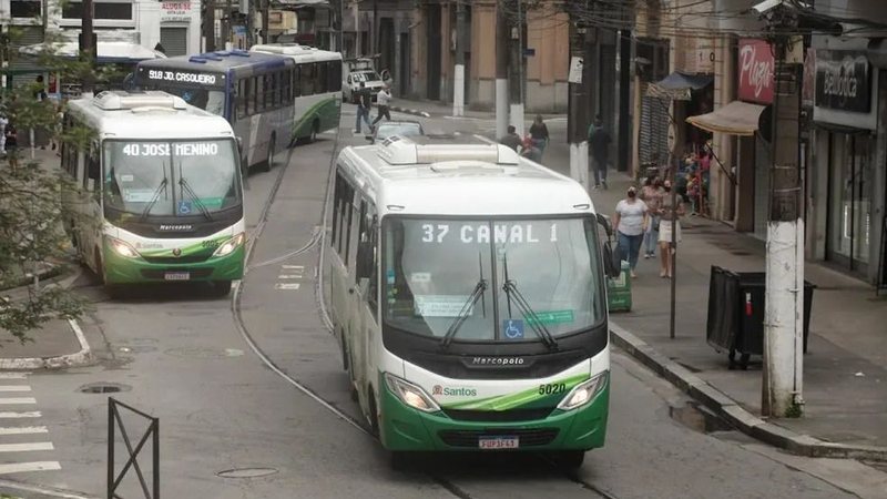 Ônibus municipal de Santos, trafegando na rua