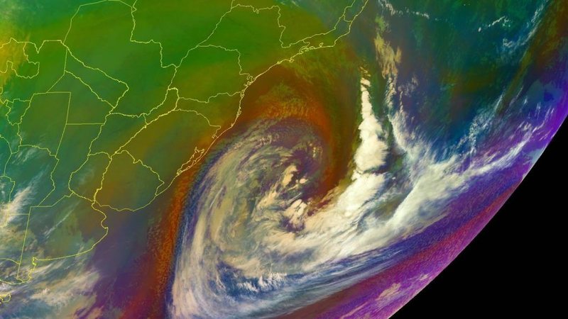 Imagem de satélite do ciclone em alto-mar