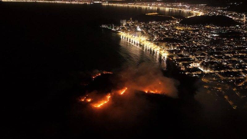 Incêndio de grandes proporções avança e três cidades se unem para controlar chamas no litoral de SP