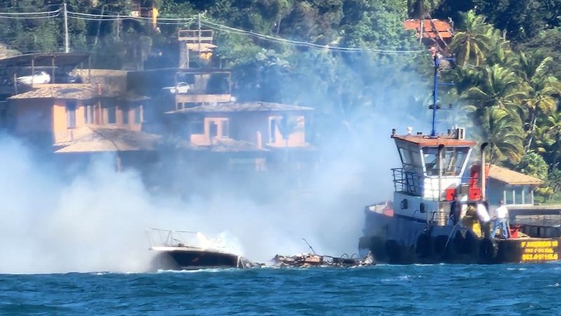 Incêndio em lancha obriga ocupantes a se atirar ao mar na tarde deste domingo - Redes Sociais - Redes Sociais