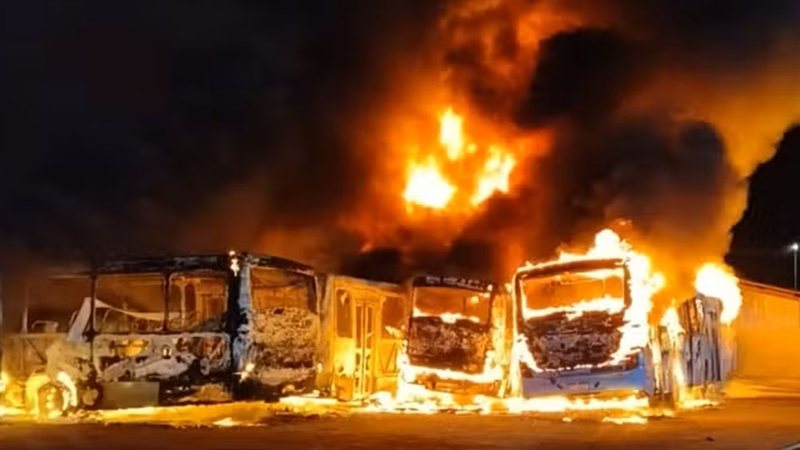 Incêndio que destruiu 17 ônibus em São Sebastião - Foto Corpo de Bombeiros -