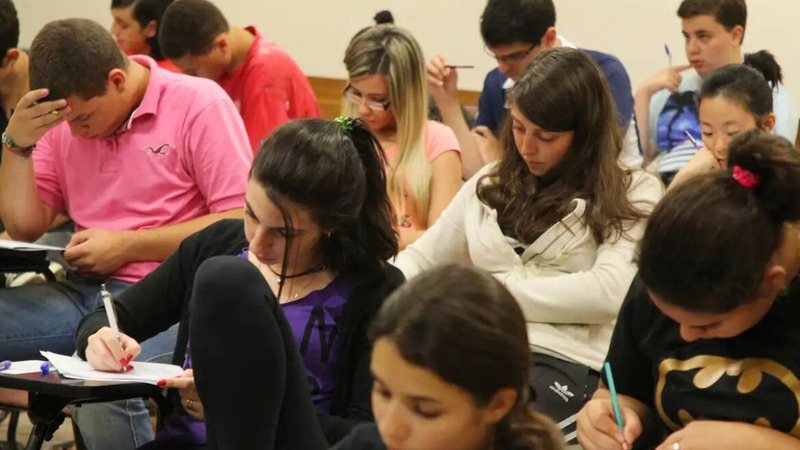 Candidatos realizando prova de concurso público