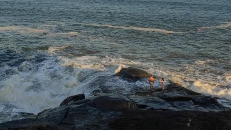 Jovens caem e se afogam ao escorregarem na Pedra Selada, em Bertioga