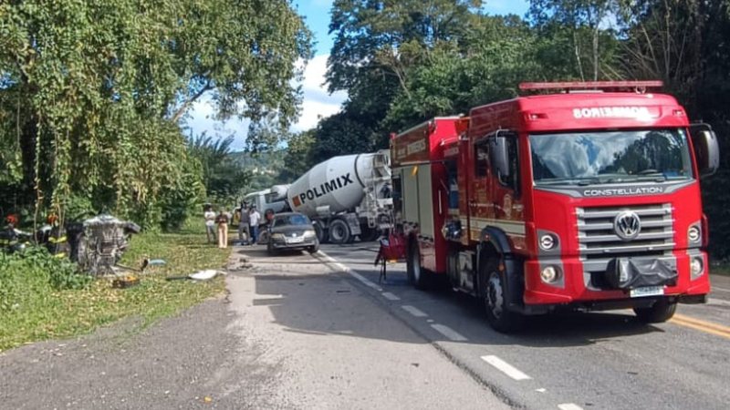 Motorista morre preso às ferragens em trágico acidente no litoral de SP
