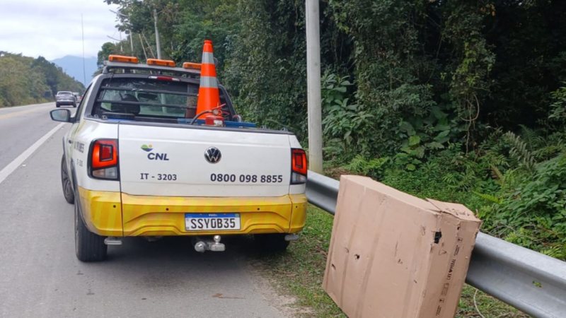 Mulher perde presente em rodovia de Bertioga e se emociona com o que acontece depois