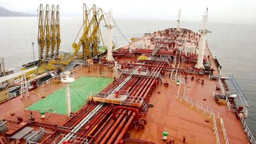 Navio petroleiro no terminal marítimo da Petrobras, em São Sebastião - Foto Reginaldo Pupo