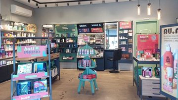 Boticário reúne skincare, perfumes e cachos definidos para dar de presente
