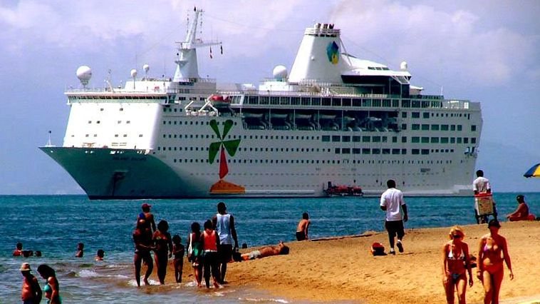 Transatlântico  Island Escape durante uma de suas escalas em llhabela, no litoral norte de SP
